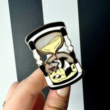 Load image into Gallery viewer, Sandworm Sandtimer Enamel Pin